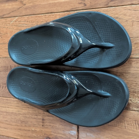 Oofos Oolala Black Flip Flop Recovery Sandals - Picture 4 of 7